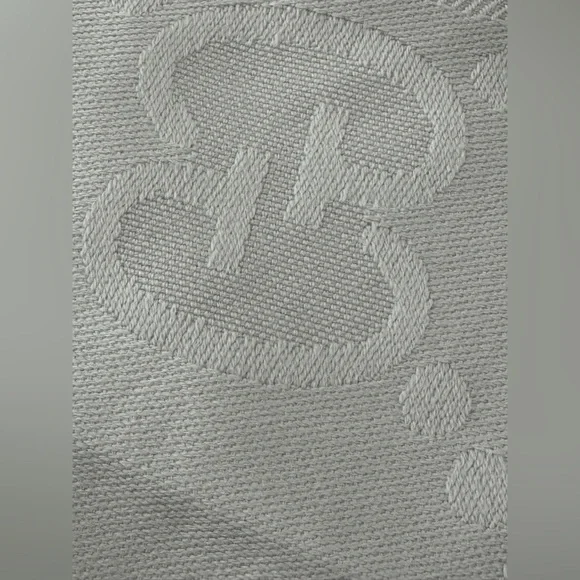 Gucci light grey scarf, pre owned. Excellent condition. - Picture 4 of 10